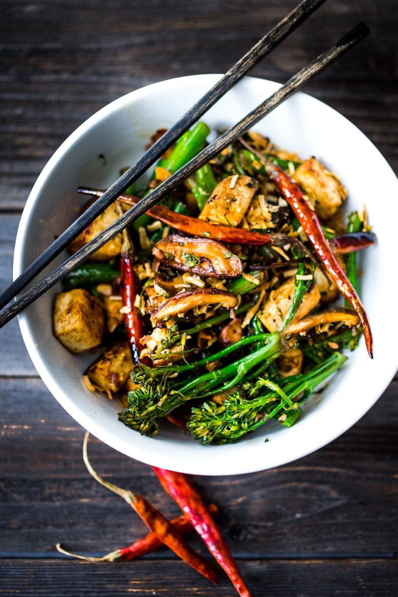 40 Mouthwatering Vegan Dinner Recipes!| | Broccolini Mushroom Stir- Fry with tofu ( or chicken)- a simple fast delicious and healthy dinner! Vegan and GF! | www.feastingathome.com #vegan #stirfry #plantbased #cleaneating #eatclean #veganmeal #healthy #feastingathome