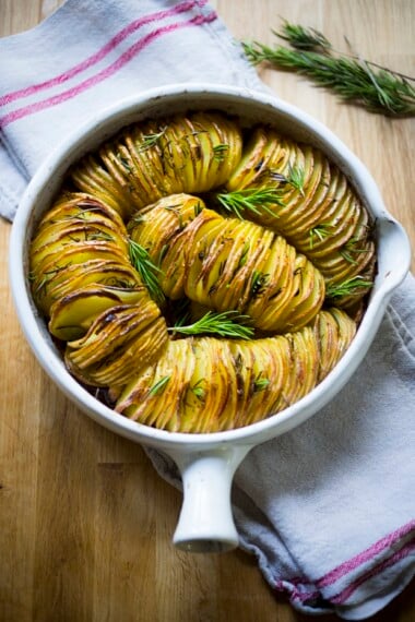 Baked Hasselback Potatoes with Rosemary and Garlic are totally vegan and so easy to make! A healthy and delicious side dish! #hassleback #hasselbackpotatoes