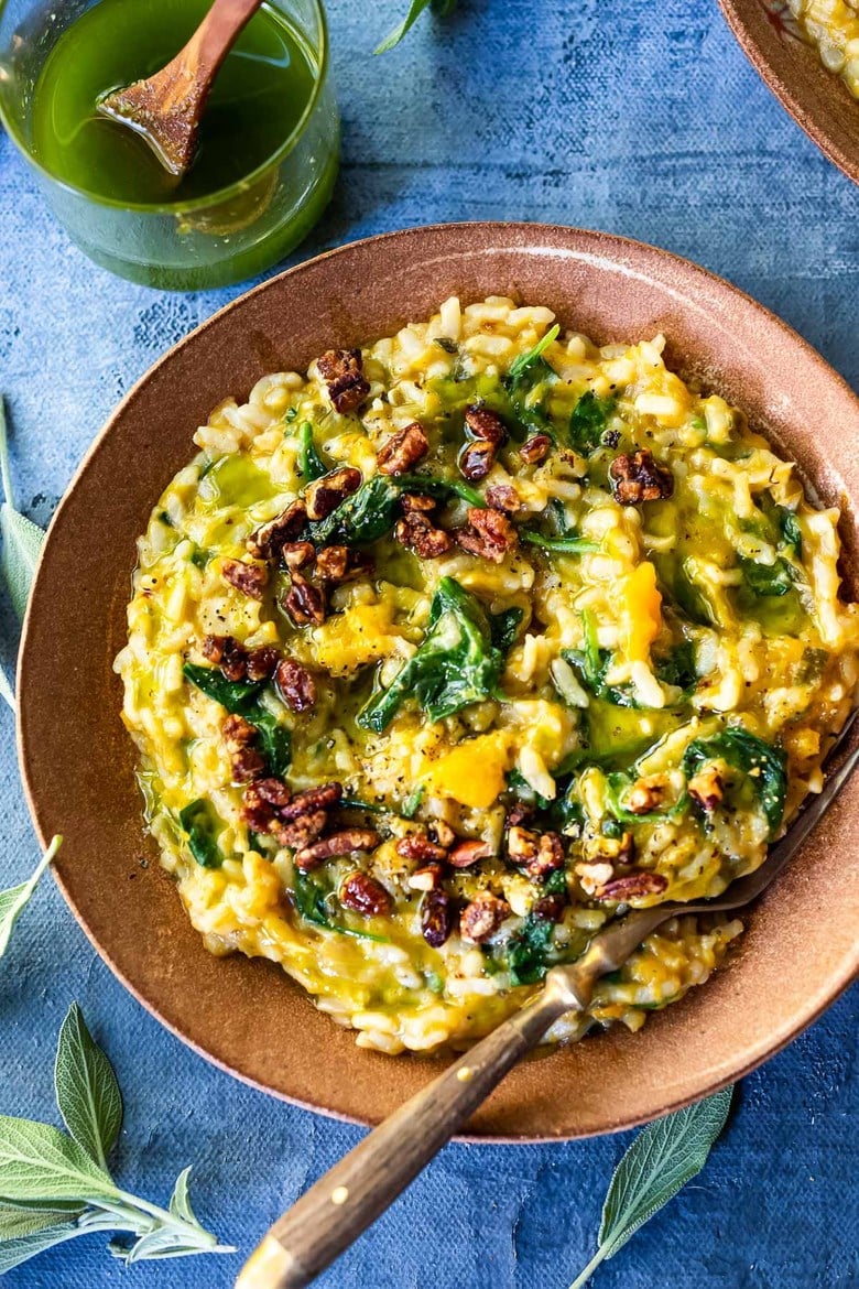 30 Best Instant Pot Recipes : Cozy up with a comforting bowl of Butternut Risotto with Leeks and Spinach made with very little fuss, in your Instant Pot pressure cooker. Vegan-adaptable and Gluten-free. #butternut #butternutrisotto #instantpot #vegan