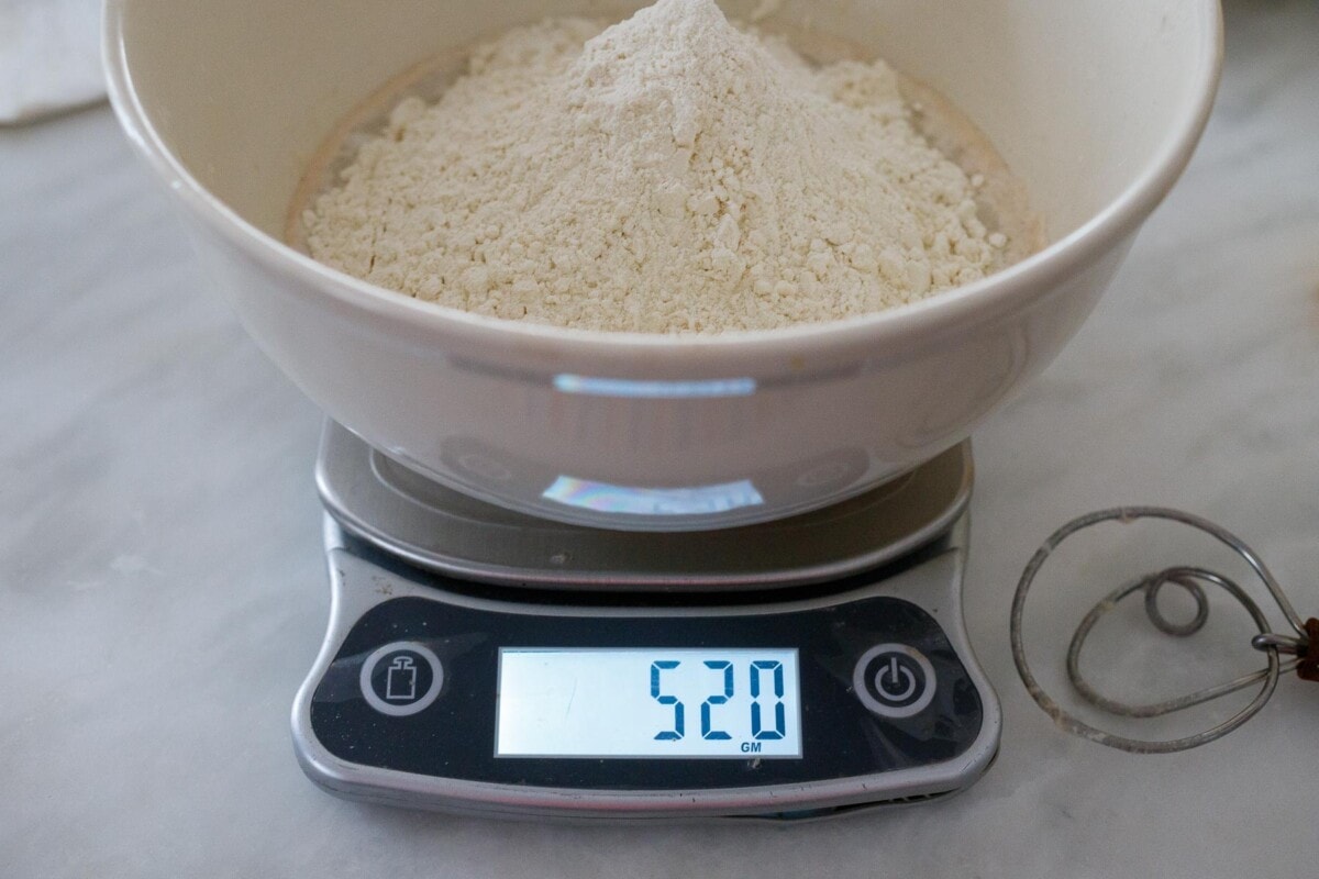 Weighing the flour to 520 grams.